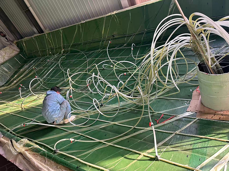 تعتمد شركة Lawada® تقنية التسريب الفراغي لهيكل القارب المصنوع من الألياف الزجاجية، مما يؤدي إلى تحسين الجودة والأداء