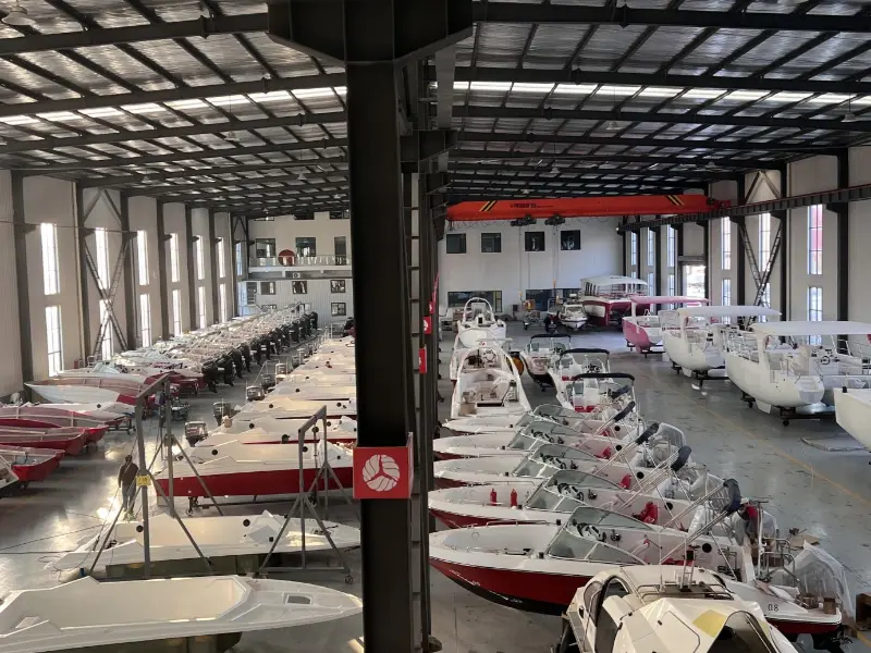 سوف يقدم يخت Lawada® 42 مجموعة من القوارب السريعة المصممة خصيصًا للظروف المائية لجبل BIJIA الجبلي.