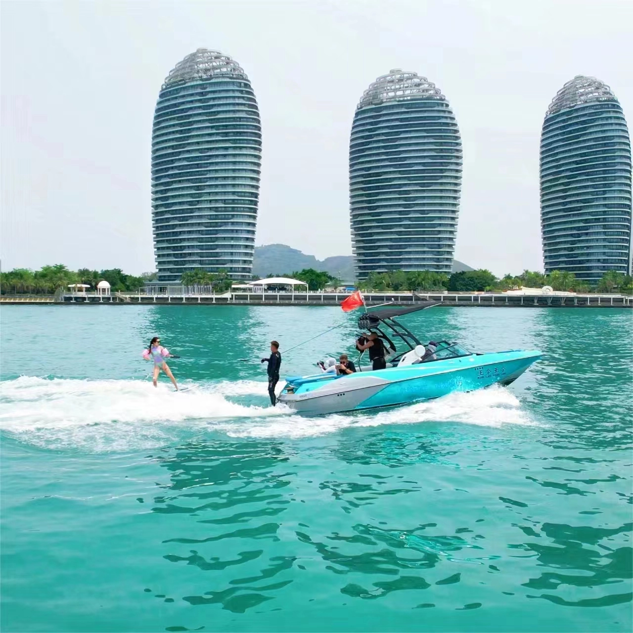 ما هو بالضبط قارب Wakeboard، وكيف يعمل؟